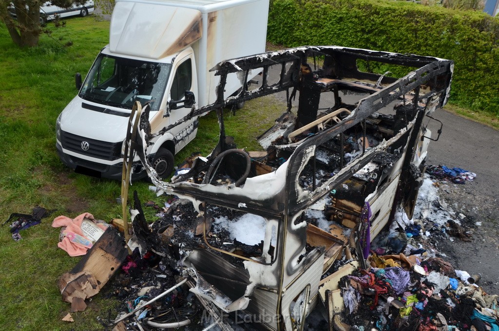 Wohnmobil ausgebrannt Koeln Porz Linder Mauspfad P105.JPG - Miklos Laubert